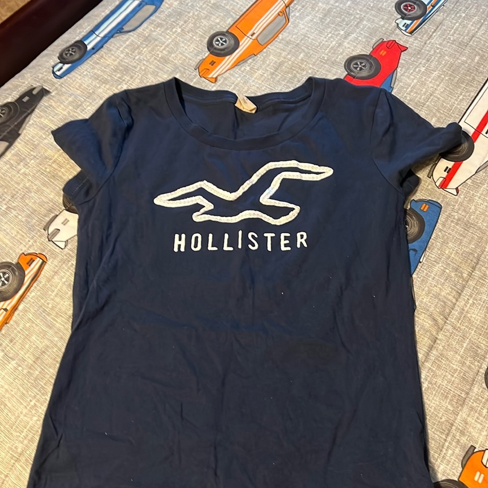 Hollister tee